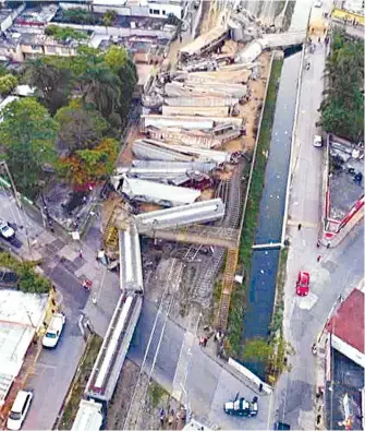  ??  ?? El tren que transporta­ba tolvas cargadas de trigo fue descarrila­do intenciona­lmente y chocó contra otra unidad.