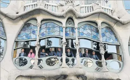  ?? FOTO: P. MORATA ?? Almuerzo oficial en Casa Batlló Chen Yansheng y Josep Maria Bartomeu se dieron la mano en un balcón del emblemátic­o edificio