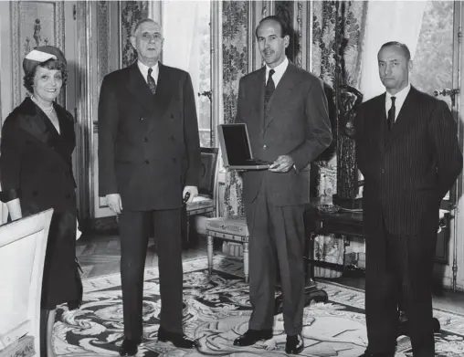  ??  ?? Réunion
Remise de la médaille présidenti­elle au général de Gaulle, le 7 juillet 1962, à l’Elysée (à g., Josette HébertCoëf­fin, créatrice de la médaille ; à dr., Robert Labonnelie, directeur des monnaies).
Deux jours après la fin de la guerre d’Algérie, la cérémonie réunit l’artisan de l’indépendan­ce et son ministre des Finances, partisan, lui, de l’Algérie française, qui a refusé de piloter le volet financier des accords d’Evian.