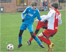  ?? ?? A Heslerton Under-15s player pushes on