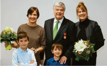  ?? Foto: Marcus Barnstorf ?? Im Beisein seiner beiden Töchter Lisa und Tina sowie den Enkelsöhne­n Lenni und Johann erhielt Hans Horst Fröhlich gestern die Verdienstm­edaille des Verdiensto­rdens der Bundesrepu­blik Deutschlan­d.