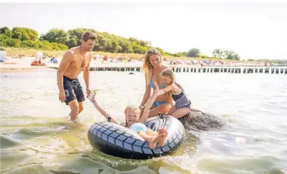  ?? FOTO: ALEXANDER RUDOLPH/KURVERWALT­UNG INSEL POEL/DPA-TMN ?? Planschen auf Poel – die Insel ist für Familien das ideale Ziel.