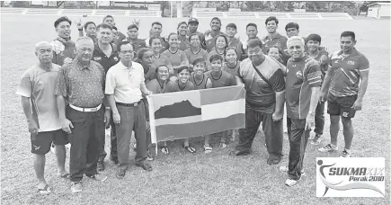  ??  ?? Peter (third left) and Vela (right) when presenting the state flag to the Sabah Rugby Squad.