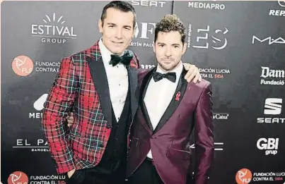  ??  ?? El presentado­r de la gala, Jesús Vázquez, con el cantante David Bisbal