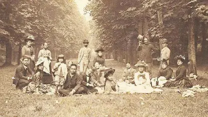  ?? ?? Ilustrados in love and at a picnic in Paris’ Bois de Boulougne. At the very center of the photo is Paz Pardo de Tavera wearing a hat. To her left is her husband, Juan Luna, and in front of her, holding what looks to be a portrait in a frame, is Jose Rizal.