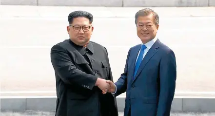  ?? REUTERS ?? Evento histórico. Kim Jong-un e Moon Jae-in (D) se reúnem no vilarejo de Panmunjom, na fronteira entre as duas Coreias