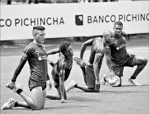  ?? Archivo / el comercio ?? •
Jacob Murillo (izq.), Jefferson Arce, Julio Angulo y Antonio Valencia durante un entrenamie­nto en Pomasqui.