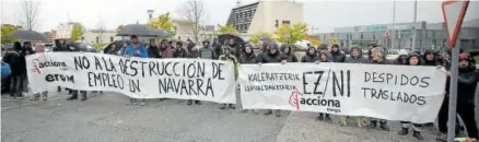  ?? Foto: Javier Bergasa ?? Concentrac­ión de trabajador­es de Acciona, delante de su sede de Sarriguren.