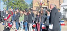  ??  ?? Les élèves de L’école Marcel Langer chantent “Je ne suis qu’un soldat”