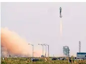  ?? FOTO: GUTIERREZ/AP ?? Die „New Shepard“startet am Dienstag vom Weltraumba­hnhof in der Nähe von Van Horn in US-Staat Texas.