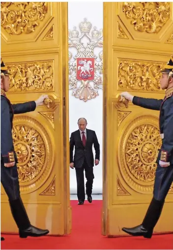  ?? FOTO: DRUGINYN/DPA ?? Durch die goldene Tür zum Georgssaal im Kreml ist Russlands Präsident Wladimir Putin zu seiner jeweiligen Amtseinfüh­rung schon drei Mal gegangen. Zum vierten Mal will er nach der Wahl von Sonntag durchgehen.