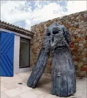  ??  ?? L’Alycastre, une oeuvre commandée à l’artiste espagnol Miquel Barcelo, représente le monstre de Porqueroll­es. Il trône, plutôt bienveilla­nt, à l’entrée de la fondation.