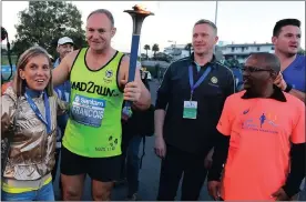  ?? Picture: PHANDO JIKELO/ANA PICTURES ?? TORCH BETTERS: Sanlam Cape Town Marathon ambassador­s Elana van Zyl-Meyer and Francois Pienaar, City of Cape Town’s Alderman JP Smith, Nelson Mandela Foundation CEO Sello Hatang and former Proteas captain Graeme Smith before the start of the Cape Town...