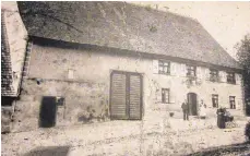  ??  ?? Dieses historisch­e Foto zeigt den Gasthof Adler um 1890 mit Johann Fidel und Rosina Bücheler davor.