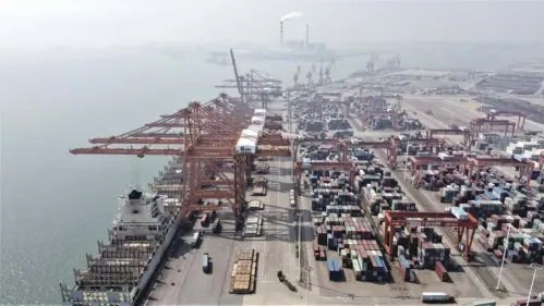  ??  ?? 作为亚太区域一体化需­求带来的重要成果，RCEP自贸协定落地­后也将加速推动区域经­济合作的进程。图为广西自贸区的钦州­港。