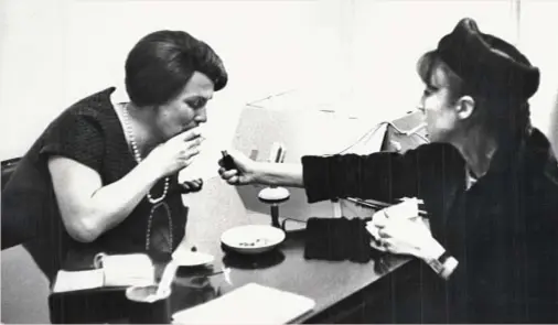  ?? ?? Nilde Iotti (1920-1999) durante l’intervista con Oriana Fallaci (1929-2006), che le accende una sigaretta: era il 1962. Iotti era nata a Reggio Emilia e morì a Poli, in provincia di Roma