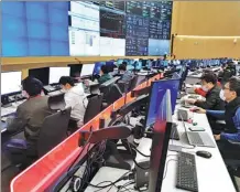  ?? XINHUA ?? Data service technician­s facilitate the normal operation of the Shanghai Stock Exchange during the latest COVID-19 outbreak.