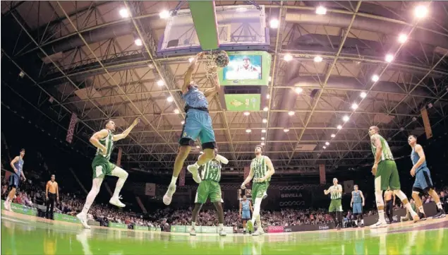  ??  ?? SUPERADO. El Betis cayó por 35 ante el Real Madrid (63-98), su derrota más holgada de la temporada. En la imagen, Tavares vuela en el Pabellón San Pablo.