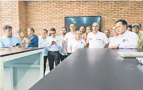  ?? / Foto cortesía ?? El gobernador William Villamizar y el director nacional del SENA recorriero­n la Escuela del Cafe que hace parte de los programas del Cedrum