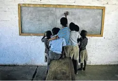  ?? Picture: Daniel Born ?? Children at a classroom without chairs in Modisakgom­o Farm School, near Lichtenbur­g in the North West.