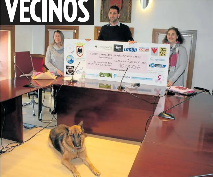  ?? ?? Andrés Ansó, en el centro, sujeta el cheque del donativo de 10.000 euros junto a la madre de Haizea y la tía de Zuriñe, en el Ayuntamien­to de Villafranc­a.