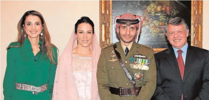  ??  ?? De derecha a izquierda, la Reina Noor, el Rey Abdalá, su hermanastr­o Hamza, la esposa de este, la Princesa Basma, y la Reina Rania