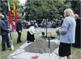  ?? FOT. SŁAWOMIR KAMIŃSKI / AGENCJA GAZETA ?? • 1 sierpnia Wanda Traczyk-Stawska „Pączek” wkopuje akt erekcyjny Izby Pamięci przy Cmentarzu Powstańców Warszawy na Woli