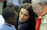  ??  ?? Nel 2010 l’allora première dame Carla Bruni con un bimbo di Haiti