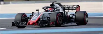  ??  ?? Dès les  tours de course bouclés, Romain Grosjean a répondu sèchement à Esteban Ocon.