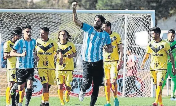  ??  ?? Sebastián Abreu celebra un gol con el Magallanes arriba. Abajo, en la imagen circular, marcando en El Alcoraz un gol para la Real