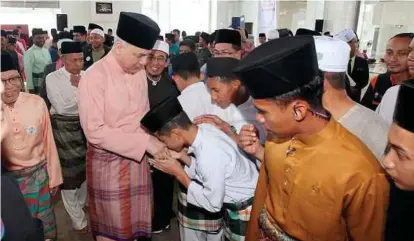  ?? PIC BY AHMAD IRHAM MOHD NOOR ?? Sultan of Perak Sultan Nazrin Muizzuddin Shah greeting Malaysia #QuranHour participan­ts at Tuanku Mizan Zainal Abidin Mosque in Putrajaya yesterday.