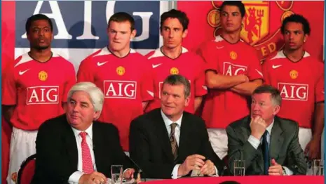  ??  ?? [Fra venstre] Patrice Evra, Wayne Rooney, Gary Neville, Cristiano Ronaldo og Kieran Richardson ved praesentat­ionen af en ny Manchester United-sponsoraft­ale med det amerikansk­e forsikring­sselskab AIG i 2006. Manchester United og en raekke af Europas...