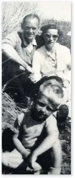  ??  ?? > Trevor and Bessie with their son Robert on holiday in Ilfracombe