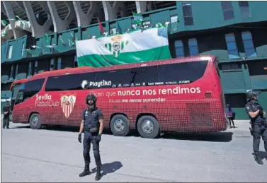  ??  ?? El autobús del Sevilla, en el Villamarín, en el último Betis-Sevilla.