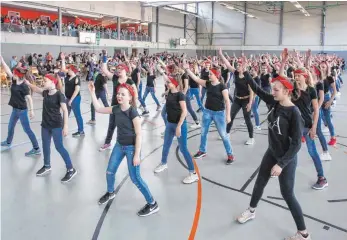  ?? FOTO: THOMAS SIEDLER ?? Die Tanz-AG hat beim Tag der offenen Tür von Sankt Gertrudis mit Akrobatik, Flashmob und Mädchenpow­er die Buchenberg­halle gerockt.