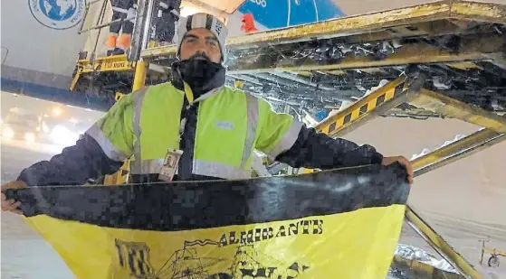  ??  ?? En Rusia. Pablo Bruzzone, cuando participó de en una de las misiones sanitarias que viajó a Moscú a buscar las vacunas Sputnik V.