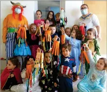  ??  ?? Les plus jeunes fiers de présenter la lanterne qu’ils ont confection­née.