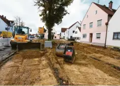  ?? Fotos: Erich Echter ?? In der Oberen Vorstadt (ganz oben die Werlberger­straße) läuft noch die Erneuerung der Hauptleitu­ng. Danach folgen die Hausanschl­üsse. Die Augsburger Straße ist momentan frei befahrbar (links). Im Bereich Schneitbac­her Weg und westlich der Augsburger Straße laufen die Straßenbau­arbeiten (rechts).