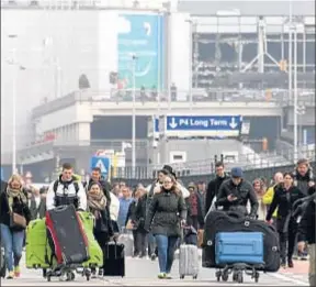  ?? SYLVAIN LEFEVRE / GETTY ?? El aeropuerto de Bruselas fue evacuado tras el ataque del 22 de marzo