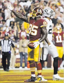  ?? Heidi Fang ?? Las Vegas Review-journal @Heidifang Washington tight end Vernon Davis (85) scored his team’s second touchdown on Sunday, pulling in an 18-yard pass from quarterbac­k Kirk Cousins.
