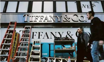  ?? Spencer Platt/Getty Images/AFP ?? Movimento à frente da Tiffany na Quinta Avenida (NY); LVMH quer elevar vendas na Europa e na China