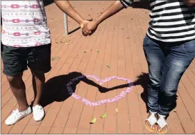  ?? PICTURE: MARYANNE ISAAC ?? A university couple pledge their love outside a heart made of condoms, while vowing to keep sex for after marriage.