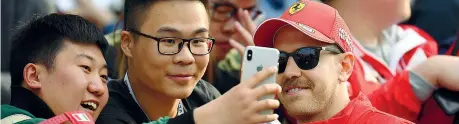  ?? (Getty Images) ?? Selfie
Il ferrarista Sebastian Vettel, 31 anni, si concede per i selfie ai tifosi cinesi