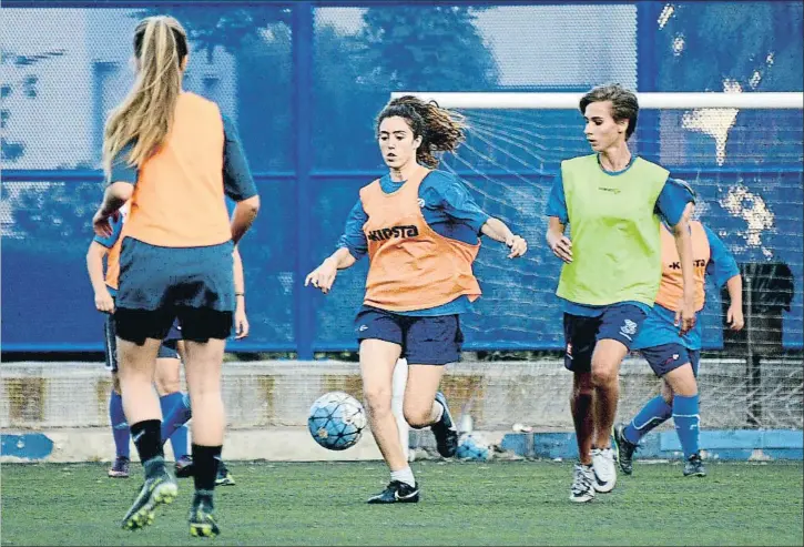  ?? XAVIER CERVERA ?? Jugadoras adolescent­es del equipo de fútbol femenino del Europa durante un entrenamie­nto