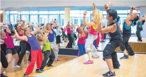  ?? FOTO: DPA ?? Auf zum Zumba: Nach den Schlemmerw­ochen im Dezember melden sich im Januar viele im Fitnessstu­dio an.