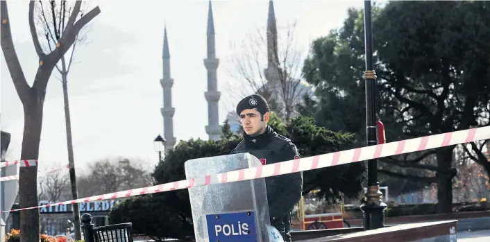  ??  ?? Ein türkischer Polizist sichert den Anschlagso­rt in der Nähe der Blauen Moschee in Istanbul. Dieses Mal machte die Regierung schnell den IS für die Tat verantwort­lich.