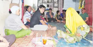  ??  ?? SEMASA upacara ritual dijalankan.