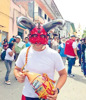  ??  ?? En esta botella, que llaman calabazo, se tomaba chicha, ahora la llenan con cerveza o guarapo.