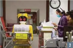  ??  ?? 2
2 SEBUAH robot jururawat yang berpakaian seragam membawa dokumen perubatan di Hospital Besar Mongkutwat­tana, Bangkok.