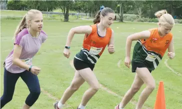  ??  ?? Hayley Tepper, Hayley Wilson and Zizi Pozzebon start their running race.